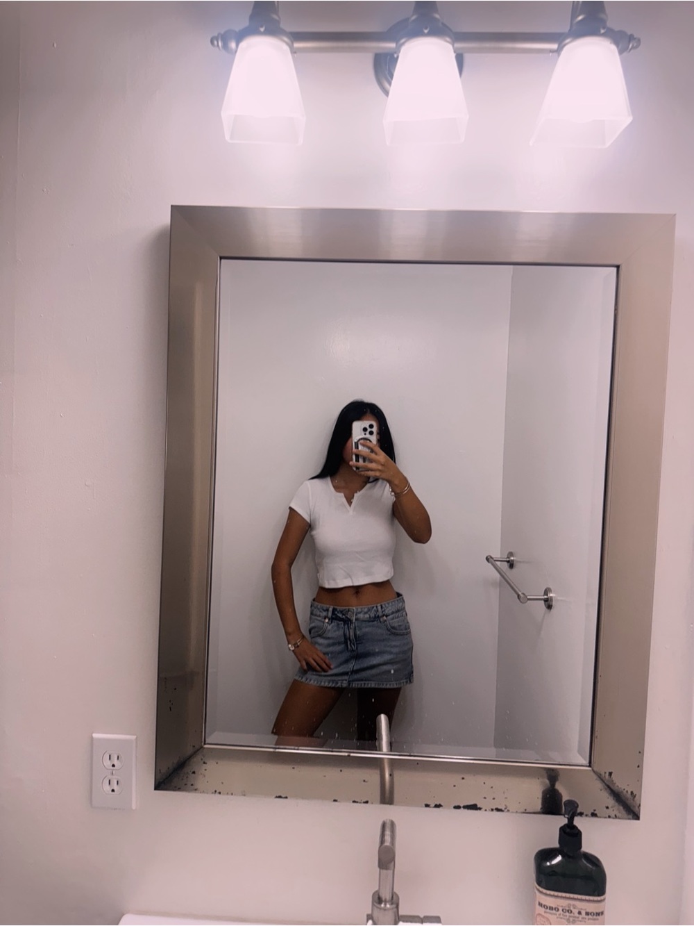 ARITZIA TNA Women’s White Ribbed Crop Top - Classic Short Sleeve